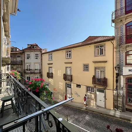 Historic Balcony Hideaway - Taipas House 60 포르투