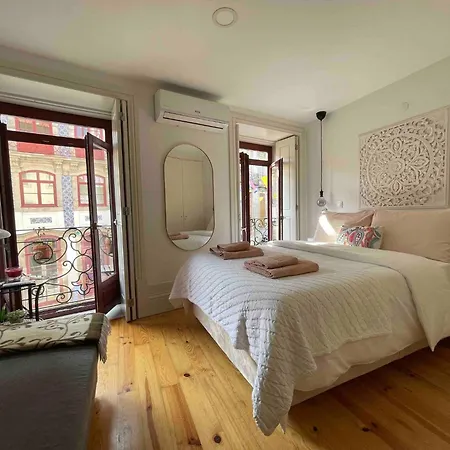 Historic Balcony Hideaway - Taipas House 60 포르투