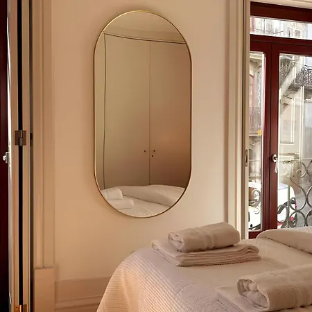 Historic Balcony Hideaway - Taipas House 60 아파트