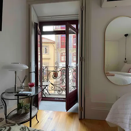 Апартаменты Historic Balcony Hideaway - Taipas House 60 *